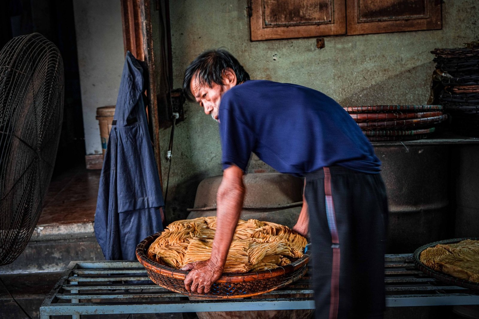 Freshly pressed rice cakes cooling on a wooden tray